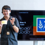 藍(lán)曬藝術(shù)家-許翰殷，以藍(lán)曬法教學(xué)引導(dǎo)，結(jié)合自然媒材與負(fù)片創(chuàng)作，帶領(lǐng)住戶製作獨(dú)一無二的明信片。 