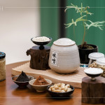 從古日本傳入至今，味噌早已融入臺灣的飲食日常，無論是湯、醬或佐料，都成為家常裡的一抹溫暖。