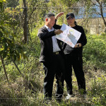 即使是一棵樹的規(guī)劃，也需方方面面、適居適所，為社區(qū)打造自在森活的綠意空間。(圖左為新業(yè)建設總經理-簡福榮、圖右為國際金獎建築師-楊家凱)