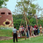 由日本藝術(shù)家-駿 河敏 構(gòu)思、並親自拼貼彩繪馬賽克的這座涵洞碉堡有一種魔力，不僅小孩堅(jiān)持要爬上幾遍冒險(xiǎn)，更讓大人漾起童心與想像力，回味那段沒有顧慮只願(yuàn)開心玩樂的童年往事。