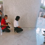 每座形狀與曲線都獨(dú)一無(wú)二的柱體底部，踢腳板的裝設(shè)一點(diǎn)也不馬虎，實(shí)心用材、手工打造，連接地面與柱底完美貼合，幾乎無(wú)縫接軌。