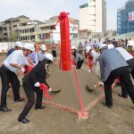 由新業(yè)大家長(zhǎng) 穆椿松榮譽(yù)董事長(zhǎng)(左一)領(lǐng)導(dǎo)鋤土、堆土，代表動(dòng)土工程正式開(kāi)始，也象徵往後工程一切平安順利。