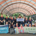 新業(yè)集結(jié)行銷、設(shè)計(jì)、營建、土開、活動(dòng)、財(cái)務(wù)、人資各部門同仁，實(shí)際參與原生苗木培育-換盆作業(yè)，希望透過復(fù)育工作，讓森林恢復(fù)自癒力。