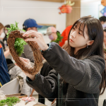 充滿祝福的節(jié)日即將到來，提前感受指尖上的聖誕，一圈圈纏繞的不只是花與葉，更是一份為自己編織的祝福與溫柔。