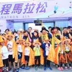 第四屆臺中城市半程馬拉松，正值萬聖節(jié)的節(jié)慶氛圍，臺中市長盧秀燕（中）與大小朋友也應景地扮成南瓜精靈，趣味的裝扮讓馬拉松賽事更添可看性！
