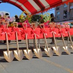 在陽光底下發(fā)出金黃色光輝的金鏟子，每把都身負(fù)重任，將開啟東區(qū)「新業(yè)自由居」美好家園。
