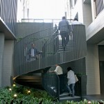 有別於直上設(shè)計的階梯，身形優(yōu)美的旋轉(zhuǎn)梯，帶領(lǐng)人們以不同角度及高度，擁有更廣更多元的視野，嘗試更多欣賞新業(yè)宜家的面向。