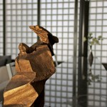 夕陽(yáng)如金箔般灑上魯班獎(jiǎng)，讓原本沉穩(wěn)的質(zhì)材更顯得高貴與尊榮，就像光與空間的關(guān)係，迎接光、採(cǎi)納光，讓空間張力層層推進(jìn)。