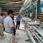 經(jīng)由壓模機(jī)壓製成型，一批批躺平的磁磚，發(fā)現(xiàn)工臺上夾著一片片的菜瓜布，原來是藉由粗糙的表面，可將磁磚上的石灰粉末一一掃除。