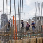 工地師傅穿梭在樓板上，忙著進行頂版灌漿的前置工程，為未來的住戶守護穩(wěn)定的居住品質(zhì)。