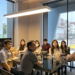 每一位新進(jìn)正聚精會(huì)神地聆聽(tīng)，希望能更透徹了解新業(yè)建築、設(shè)計(jì)、銷(xiāo)售、營(yíng)造、客服、深耕家族，全方位的服務(wù)與落實(shí)。