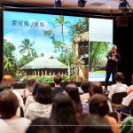 藉由藝術(shù)家的視角，探索各國的歷史、地理、建築、人文、藝術(shù)，更了解當(dāng)?shù)氐娘L(fēng)俗民情，並挖掘到獨特的面相。