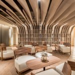 含有大樹建築寓意的【新業(yè)觀峰】，圖書會(huì)議室也根據(jù)大樹枝枒的樣貌，板翼自上方天花板延伸至左右書櫃作為隔間，打造流暢的流線感，彷彿棲息於樹屋，享受靜謐的閱讀時(shí)光。