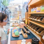 舒壓的天然香氛，擺放各式各樣的產品，小妹妹也沉浸在這淡雅的香氣中。