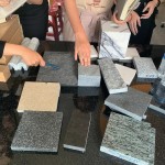 石材的性格攸關(guān)空間的品味與安全性，除了以肉眼判斷，也需要親自以膚觸判斷，諳其硬度、紋路、隔音及防水性，適合在哪一片牆、哪一處場域。