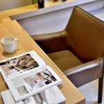 拉開木紋皮質(zhì)座椅，在充滿療癒感的空間內(nèi)，穿梭在字裡行間的同時(shí)爬梳自己的思緒，讓心靈重新得到富足。