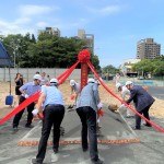 新業(yè)建設(shè) 穆椿松名譽(yù)董事長(右一)帶領(lǐng)新業(yè)團(tuán)隊(duì)以金鏟鏟起沙堆，象徵工程進(jìn)度順利，動(dòng)土開工大吉大利！