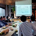 新業(yè)團隊在會議中，提出各自的專業(yè)見解、討論出「美學兼具實用」的餐廚空間，同時想像著未來住戶在餐桌上談笑風生、笑容可掬的溫馨畫面。