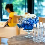 演講廳充滿著大人們?nèi)褙炞⒌臍庀?，在閱讀區(qū)一隅，是孩子們投入繪本的靜謐空間。在講師與聽眾間，及孩子與書之間，相得「益」彰，共「品」生活。