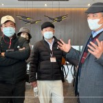 新業(yè)建設(shè) 創(chuàng)辦人 穆椿松先生(右一)帶領(lǐng)新業(yè)建築團(tuán)隊(duì)，一同為來訪的建築先進(jìn)們旅讀『自由居』建案。