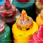 在聖誕節(jié)前夕，摸索多彩的顏料，塗鴉屬於你的節(jié)日創(chuàng)作，揮筆舒心的療癒時光。