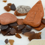 歷經(jīng)無數(shù)次的拍打沖刷，原本鋒利的外表已不復(fù)見，取而代之的是那五顏六色、晶瑩剔透的美麗容貌，最美海廢，就藏身在海岸邊等待著我們?nèi)グl(fā)掘。