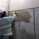 除了事先調(diào)和抿石子，先於泥作打底面上抹上一層黏著劑，使抿石子與牆面緊密貼合。