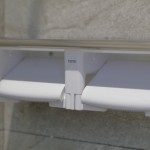 捲筒式衛(wèi)生紙架上方結(jié)合平臺(tái)設(shè)計(jì)，也能作為暫時(shí)置物的小空間，使用上多了選擇性與便利性。