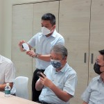 新業(yè)建設(shè)榮譽(yù)董事長(zhǎng)穆椿松先生（右二）與設(shè)計(jì)部、行銷部團(tuán)隊(duì)至『麗舍衛(wèi)浴』實(shí)地選材，滿足住戶對(duì)衛(wèi)浴生活美學(xué)的想像。