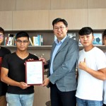 朝陽科技大學畢業(yè)生致贈感謝狀，感謝新業(yè)歷年對於畢業(yè)展的回饋與贊助。