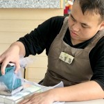 羊毛皂「氈縮」的過程，能讓覆蓋在皂體上的羊毛更加緊實、貼合，使人在使用時，絲絲羊毛不易脫落。手工製作的挑戰(zhàn)是，剛開始?xì)挚s的羊毛較鬆軟，若過度施壓容易使皂體變形，相當(dāng)考驗技巧。