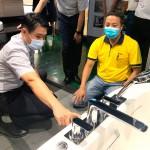 建築專家與衛(wèi)浴專家的對話，透過熱切的討論與實(shí)際感受，打造住戶想要的「好感衛(wèi)浴」。(圖左一為新業(yè)建設(shè)邱正光副總經(jīng)理)