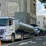 缺水期間的用水，不僅影響民生，大大影響中科的工業(yè)用水，在這次中部旱情拉警報(bào)之際，新業(yè)協(xié)助24小時(shí)不分日夜專(zhuān)車(chē)專(zhuān)送的大型水車(chē)。