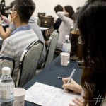 住戶全神貫注、認(rèn)真聆聽說明，記錄下每一個(gè)需要注意的細(xì)節(jié)，期望讓格局、動(dòng)線與擺設(shè)更貼近理想生活，共同期盼著未來的家。