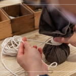 抓取藥材，包起、壓緊、編綁成球，感受草本植癒之外，還增添了另一份手感溫度，透過捶打、按壓，舒緩疲勞、釋放壓力。