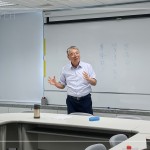 新業(yè)建設(shè)名譽董事長－穆椿松先生（圖中），親身帶領(lǐng)新進員工，以「主動、積極、樂觀」的態(tài)度去面對難題，鼓勵新進培養(yǎng)應(yīng)有的工作能力，並分享公司的經(jīng)營方針與社會責(zé)任。