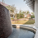 曲柱與鏡面?zhèn)€別貼合，引入自然光與水瀑磚景