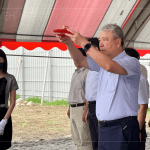 新業(yè)建設(shè)-名譽(yù)董事長 穆椿松(中)為首，帶領(lǐng)團(tuán)隊(duì)誠心祈神，保佑施工過程的順?biāo)炱桨?，奠基順利大吉！打造臺(tái)中北屯極致「非凡品」。