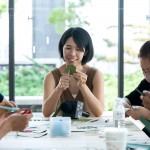 陽光明媚的周六下午，剪紙藝術(shù)家—楊雅婷Wuba Yang (圖中)，與住戶們一同度過一場綠藝喃喃的剪紙時光。