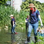 新業(yè)積極響應(yīng)永續(xù)發(fā)展，遵循對ESG的核心理念，身為土地開發(fā)者，我們更是有責(zé)任珍惜腳下的淨(jìng)土 。(圖為新業(yè)同仁參與臺中筏子溪－淨(jìng)溪日)