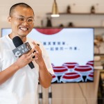 溫暖舒適的周六午後，邀請到御鼎興第三代製醬人—謝宜哲，與住戶分享著「全世界唯一的」手工黑豆醬油—在Taiwan。