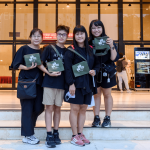 等待進場的時間裡，與家人好友抓緊機會，留下美麗難忘的合影。