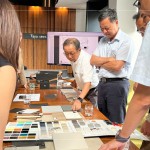 除了材質優(yōu)劣的判斷，更需要統(tǒng)整整體美感與機能性，在團隊熱絡的討論下，規(guī)劃出最適合住戶且匹配的物件。（圖中為卓勝隆董事長、圖右為簡福榮總經理）