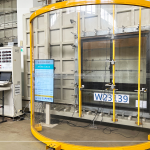 測(cè)試氣密窗『抗風(fēng)壓』性能，使用防護(hù)設(shè)備，防止在試驗(yàn)時(shí)，玻璃爆裂，選用的氣密窗也達(dá)到試驗(yàn)等級(jí)標(biāo)準(zhǔn)。