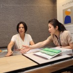 木地板的材質(zhì)及顏色，除了考慮美觀外，還有實(shí)用性和耐用性，針對不同的需求由客服人員分享與引導(dǎo)，為住戶們找到最合適的材料。