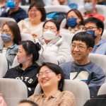 講師善於掌握現(xiàn)場(chǎng)節(jié)奏，用輕鬆的方式拆解人生難題，自帶幽默感且金句不斷，讓現(xiàn)場(chǎng)氣氛生動(dòng)又有趣。