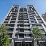 坐落在東區(qū)的自由居，共達(dá)154戶，一望無際的藍(lán)天襯托出沉穩(wěn)低調(diào)的鐵灰建築外牆。