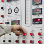 風(fēng)雨性能測試遵循嚴(yán)謹(jǐn)流程，從氣密性→水密性→抗風(fēng)壓性，將可能破壞窗框結(jié)構(gòu)的測試步驟，放置於最後進(jìn)行，避免影響其他測試結(jié)果。