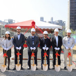 新業(yè)建設(shè) 穆椿松 創(chuàng)辦人(左四)、卓勝隆 董事長(zhǎng)(右四) 偕同新業(yè)職人團(tuán)隊(duì)，於3/21吉日一同為【新業(yè)V＆A】揭開(kāi)序幕。