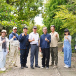 新業(yè)建設簡福榮總經(jīng)理(圖左四）、楊家凱建築師(圖右四)與新業(yè)職人團隊、景觀設計團隊，不畏烈陽到郊區(qū)選材，不論是景石還是樹種，考量方方面面。